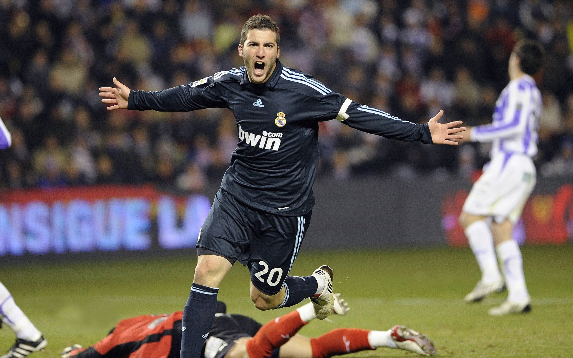 弗拉霍维奇稳定输出不掉线,波兰对阵加拿大展现足球的纯粹魅力