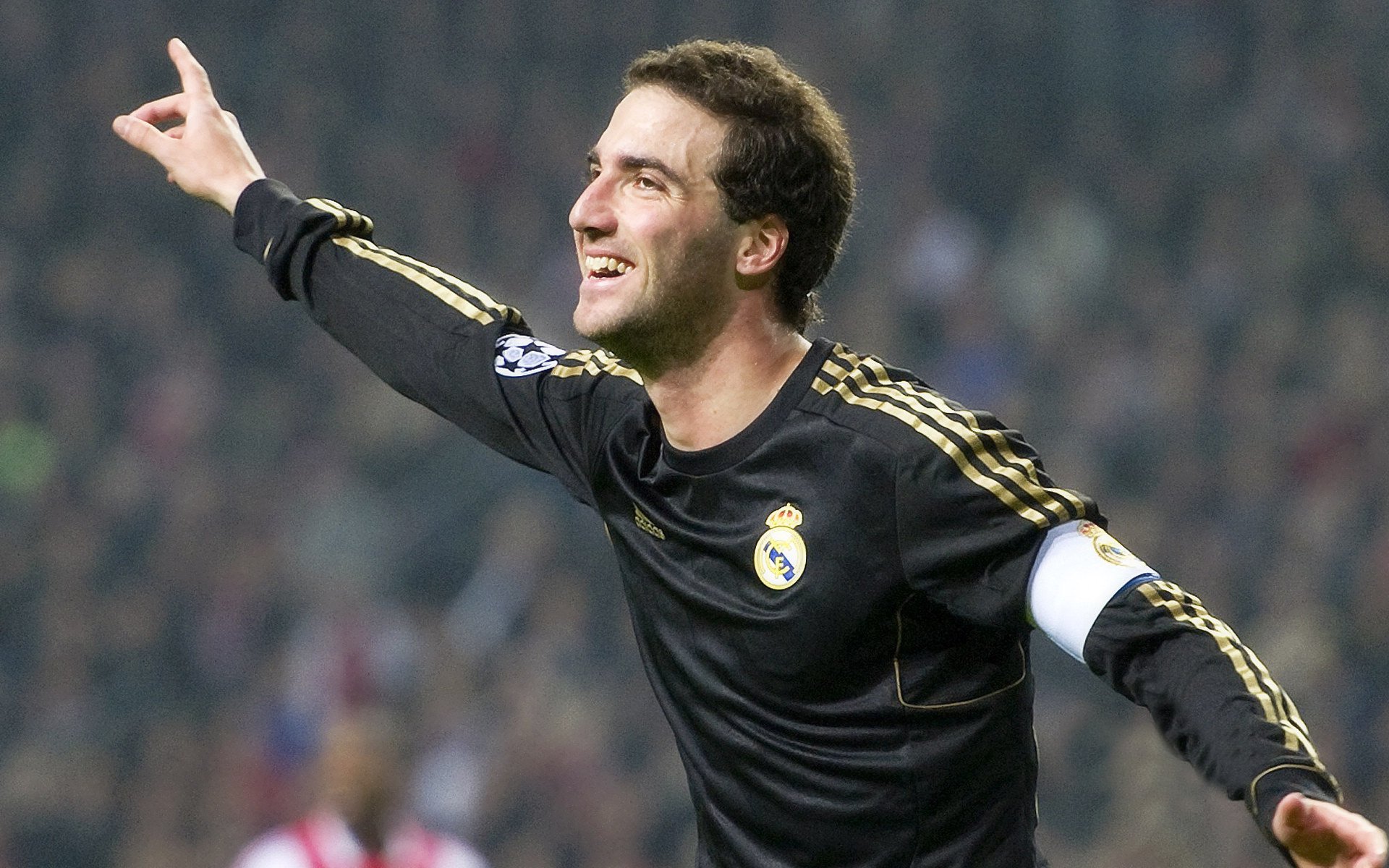 塞恩斯创纪录之夜，法拉利上演惊天逆转，阿斯顿马丁功亏一篑